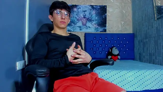 ElanGiraldo online show from July 2026 11:33:01 PM