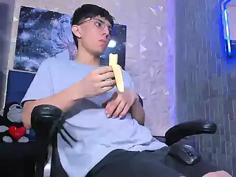 ElanGiraldo online show from April 2026 10:06:02 PM