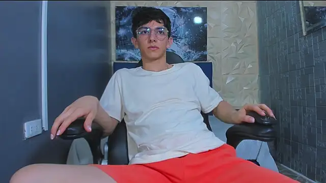 ElanGiraldo online show from June 2026 11:10:02 PM
