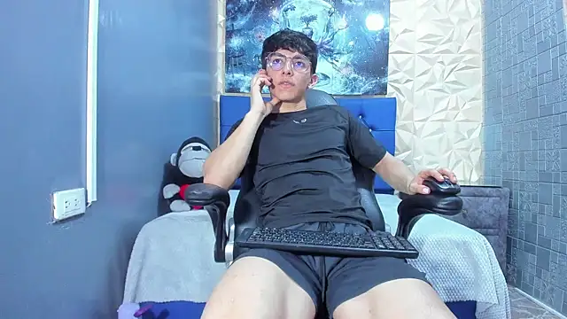 ElanGiraldo online show from May 2026 11:30:01 PM