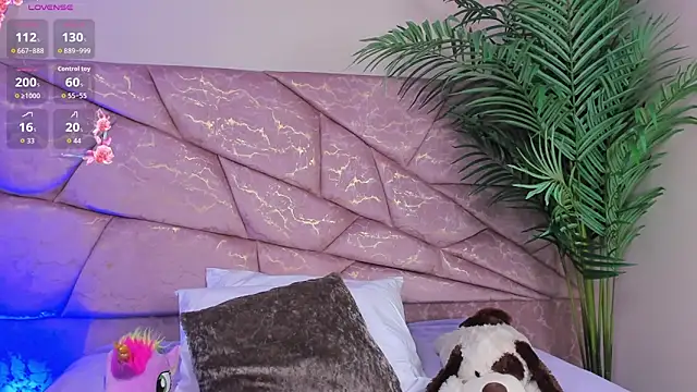 Snapshot of _Naomi_Fox_ chatting on December 2025 03:55:01 AM Naomi Fox online show from December 2025 03:55:01 AM