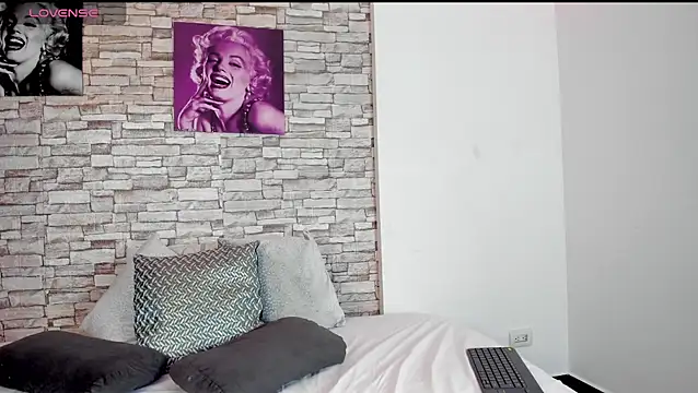 sofiaalarson online show from January 2026 11:47:01 AM