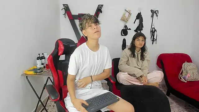 Lily and Lina online show from December 2025 12:15:01 PM