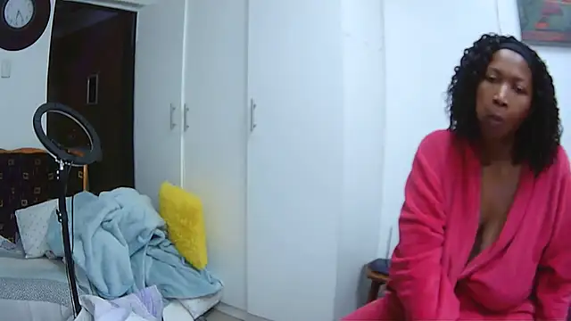 HipsDontLieX95 online show from November 2025 04:29:02 PM