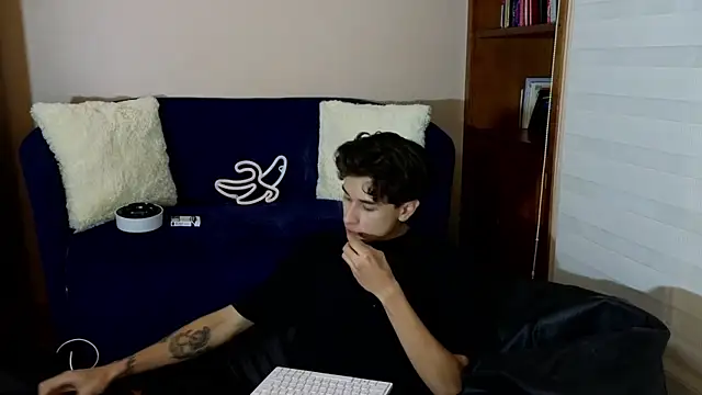 Snapshot of Derekswan chatting on November 2025 12:33:02 AM Derekswan online show from November 2025 12:33:02 AM