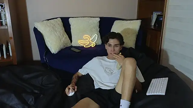 Snapshot of Derekswan chatting on December 2025 12:42:01 AM Derekswan online show from December 2025 12:42:01 AM