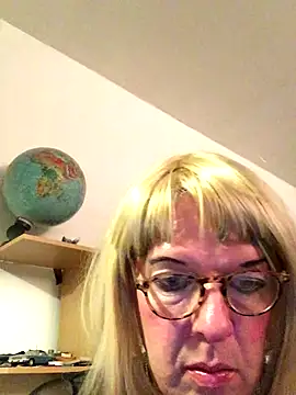 Snapshot of simone_xdressing chatting on November 2025 08:01:02 PM simone xdressing online show from November 2025 08:01:02 PM