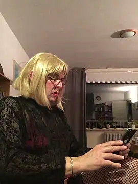 Snapshot of simone_xdressing chatting on October 2025 11:28:01 PM simone xdressing online show from October 2025 11:28:01 PM