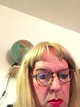 Snapshot of simone_xdressing chatting on November 2025 01:31:02 AM simone xdressing online show from November 2025 01:31:02 AM