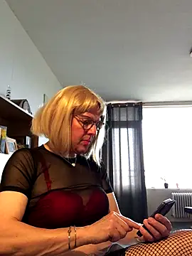 Snapshot of simone_xdressing chatting on November 2025 02:20:01 PM simone xdressing online show from November 2025 02:20:01 PM