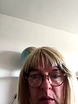 Snapshot of simone_xdressing chatting on September 2025 01:17:02 PM simone xdressing online show from September 2025 01:17:02 PM