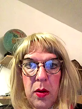 Snapshot of simone_xdressing chatting on September 2025 12:05:02 AM simone xdressing online show from September 2025 12:05:02 AM