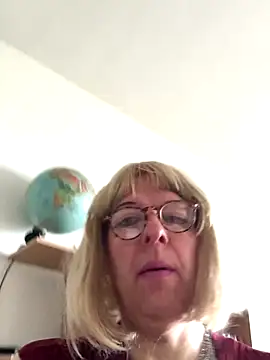 Snapshot of simone_xdressing chatting on November 2025 10:08:02 AM simone xdressing online show from November 2025 10:08:02 AM