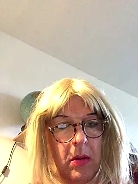 Snapshot of simone_xdressing chatting on November 2025 02:27:01 PM simone xdressing online show from November 2025 02:27:01 PM