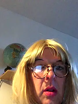 Snapshot of simone_xdressing chatting on December 2025 02:22:02 PM simone xdressing online show from December 2025 02:22:02 PM