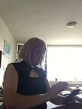 Snapshot of simone_xdressing chatting on October 2025 01:13:01 PM simone xdressing online show from October 2025 01:13:01 PM