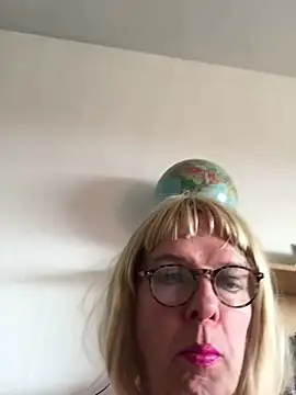 Snapshot of simone_xdressing chatting on March 2025 02:23:01 PM simone xdressing online show from March 2025 02:23:01 PM