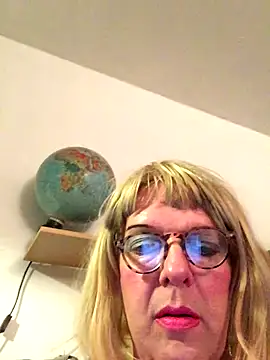 Snapshot of simone_xdressing chatting on November 2025 07:52:02 PM simone xdressing online show from November 2025 07:52:02 PM