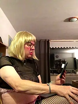 Snapshot of simone_xdressing chatting on November 2025 01:09:01 AM simone xdressing online show from November 2025 01:09:01 AM