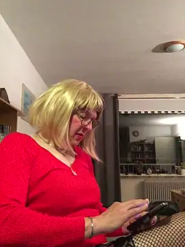 Snapshot of simone_xdressing chatting on September 2025 11:43:01 PM simone xdressing online show from September 2025 11:43:01 PM