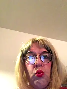 Snapshot of simone_xdressing chatting on October 2025 12:22:02 AM simone xdressing online show from October 2025 12:22:02 AM