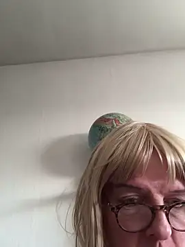 Snapshot of simone_xdressing chatting on January 2025 02:13:02 PM simone xdressing online show from January 2025 02:13:02 PM