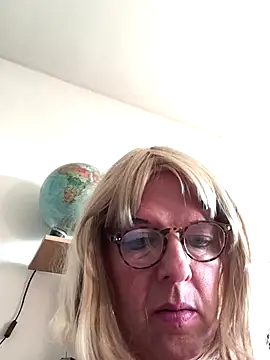 Snapshot of simone_xdressing chatting on November 2025 02:17:01 PM simone xdressing online show from November 2025 02:17:01 PM