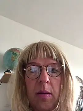 Snapshot of simone_xdressing chatting on October 2025 01:01:01 PM simone xdressing online show from October 2025 01:01:01 PM