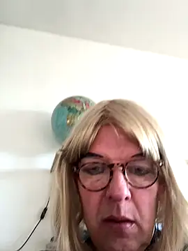 Snapshot of simone_xdressing chatting on November 2025 10:05:02 AM simone xdressing online show from November 2025 10:05:02 AM