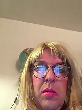 Snapshot of simone_xdressing chatting on January 2025 01:05:02 AM simone xdressing online show from January 2025 01:05:02 AM