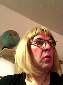 Snapshot of simone_xdressing chatting on October 2025 11:30:01 PM simone xdressing online show from October 2025 11:30:01 PM