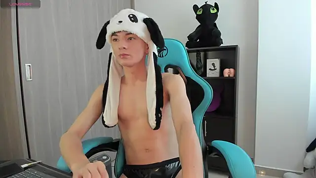 Snapshot of RYO_BLEU_ chatting on May 2026 08:28:01 PM RYO BLEU online show from May 2026 08:28:01 PM