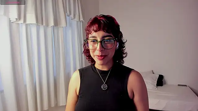 Snapshot of VictoriaAmelie chatting on November 2025 10:02:02 PM VictoriaAmelie online show from November 2025 10:02:02 PM