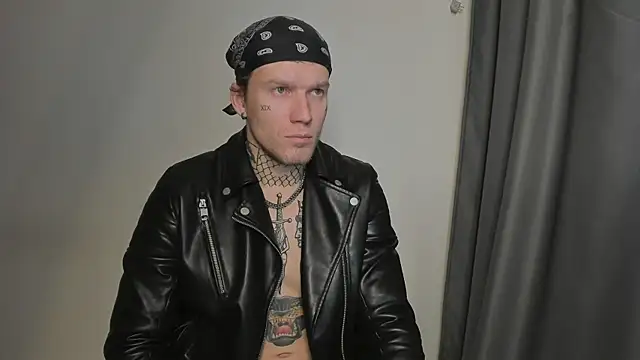 Huntall77 online show from November 2025 04:33:02 PM