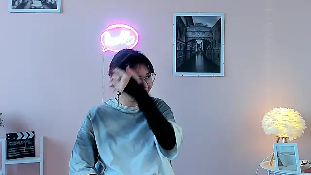 Snapshot of MoonKanan chatting on November 2025 06:17:01 AM MoonKanan online show from November 2025 06:17:01 AM