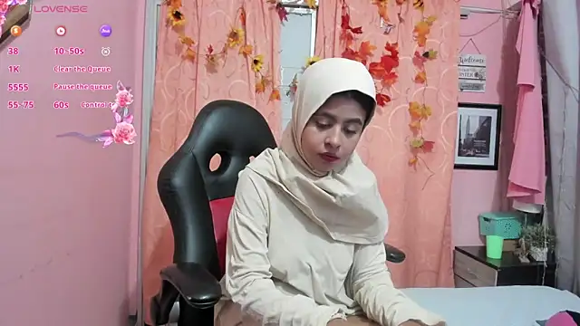 Snapshot of NaylaAbadi chatting on November 2025 12:37:01 PM NaylaAbadi online show from November 2025 12:37:01 PM