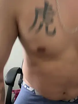 Aronxl online show from November 2025 07:02:02 PM