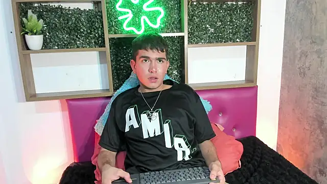 Cyrus Wlaker online show from November 2025 08:23:01 PM