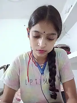 Mohnicute online show from May 2026 07:19:02 PM