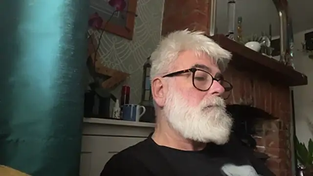 Snapshot of LeatherSdaddy chatting on November 2025 10:04:01 AM LeatherSdaddy online show from November 2025 10:04:01 AM