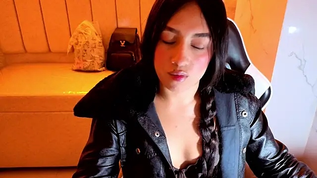 Juliana Tx online show from December 2025 01:15:01 PM