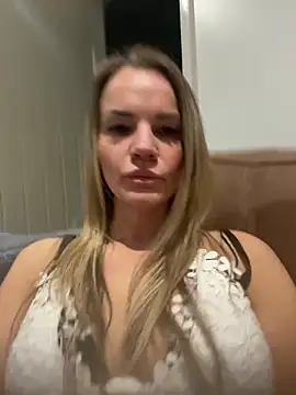 Cutebrowneyes  online show from December 2025 11:18:01 PM