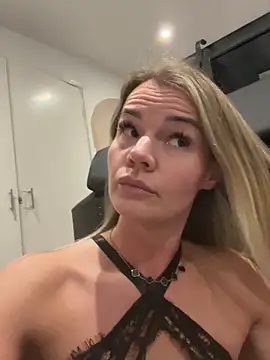 Cutebrowneyes  online show from April 2026 09:21:02 PM