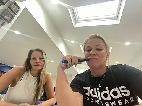 Cutebrowneyes  online show from November 2025 12:53:02 PM