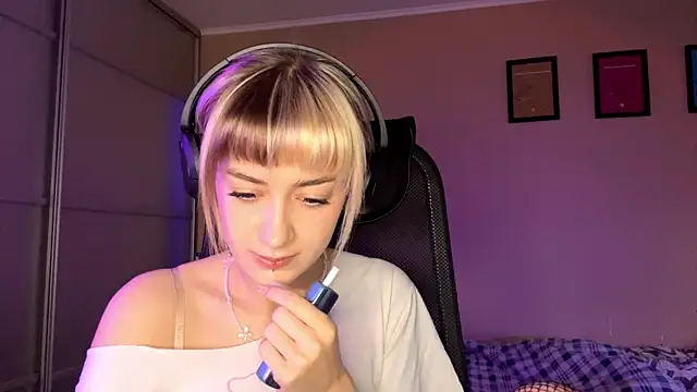 EmilySkyline online show from November 2025 05:06:02 AM