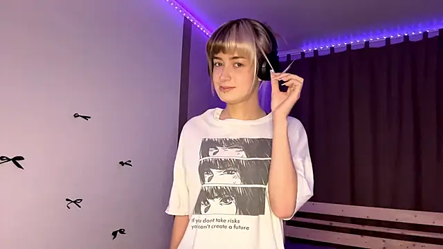 EmilySkyline online show from November 2025 01:11:01 PM