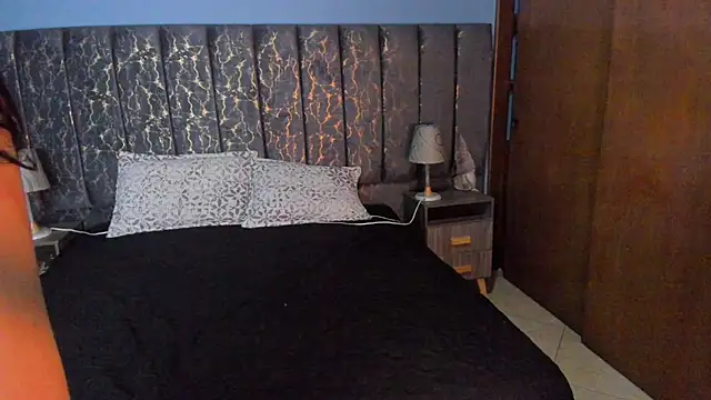 Atenea Velle online show from December 2025 01:22:02 PM