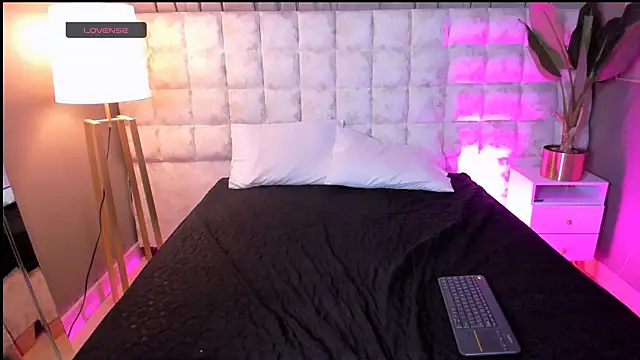 Atenea Velle online show from April 2026 01:37:02 PM