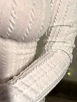 yoyogirlx online show from December 2025 01:24:02 PM