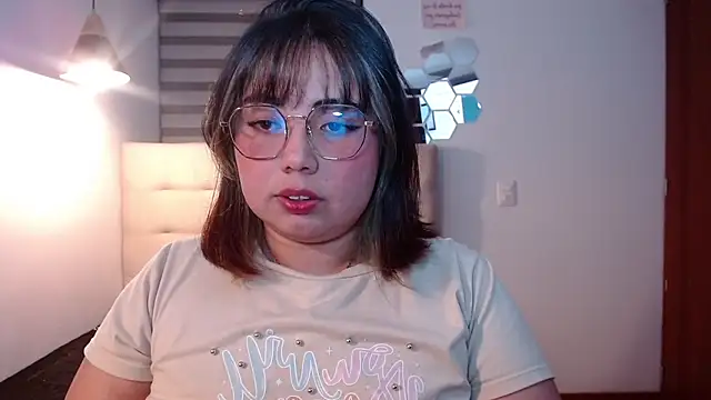 Snapshot of YiniBelle chatting on November 2025 03:29:02 AM YiniBelle online show from November 2025 03:29:02 AM